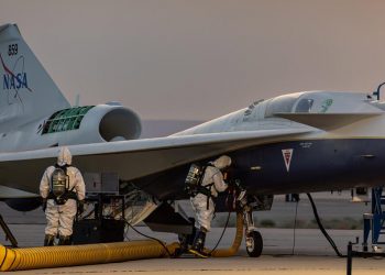 El personal de mantenimiento realiza una verificación de seguridad de hidracina en el silencioso avión supersónico X-59 de la Nasa. Fuente: Lockheed Martin