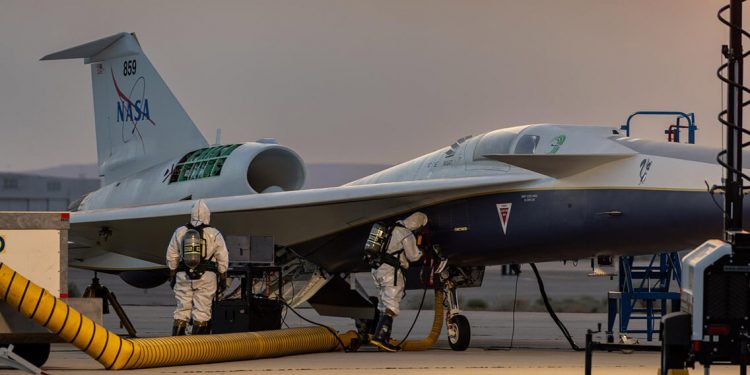 El personal de mantenimiento realiza una verificación de seguridad de hidracina en el silencioso avión supersónico X-59 de la Nasa. Fuente: Lockheed Martin