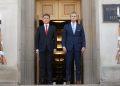 El Ministro de Defensa, Sr. Chan Chun Sing (izquierda), fue recibido por el Secretario de Guerra de EE. UU., Pete Hegseth, antes de ser recibido por un contingente de la Guardia de Honor en el Pentágono. Fuente: Ministerio de Defensa de Singapur.