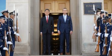 El Ministro de Defensa, Sr. Chan Chun Sing (izquierda), fue recibido por el Secretario de Guerra de EE. UU., Pete Hegseth, antes de ser recibido por un contingente de la Guardia de Honor en el Pentágono. Fuente: Ministerio de Defensa de Singapur.
