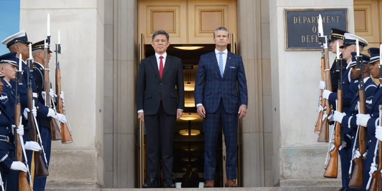 El Ministro de Defensa, Sr. Chan Chun Sing (izquierda), fue recibido por el Secretario de Guerra de EE. UU., Pete Hegseth, antes de ser recibido por un contingente de la Guardia de Honor en el Pentágono. Fuente: Ministerio de Defensa de Singapur.