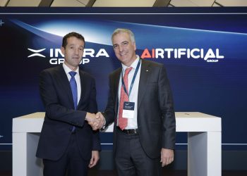 El presidente ejecutivo de Indra Group, Ángel Escribano, y el CEO de Airtificial, Guillermo Fernández de Peñaranda. Fuente: Indra