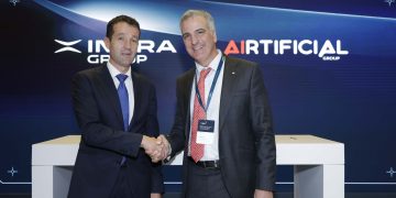 El presidente ejecutivo de Indra Group, Ángel Escribano, y el CEO de Airtificial, Guillermo Fernández de Peñaranda. Fuente: Indra