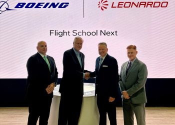 De izquierda a derecha: John Chicoli, director Sénior del Ejército de EEUU, Cuerpo de Marines y Operaciones/Misiones Especiales de Boeing Global Services, Turbo Sjogren, vicepresidente y director General de Servicios Gubernamentales, Andrew Gappy, vicepresidente de Programas del Gobierno de EEUU, y John Broam, Programas del Ejército. Fuente: Boeing