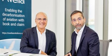Carlos Barrasa, vicepresidente ejecutivo de Commercial & Clean Energies de Moeve, y Raman Ojha, presidente de Shell Aviation. Fuente: Moeve