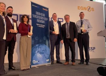 Charlotte Neyret (primera por la izquierda), Patricia Callejo (ENAIRE) y Jean-Marc Piéplu (segundo por la derecha) en la entrega de los premios EGNOS. Fuente: ENAIRE