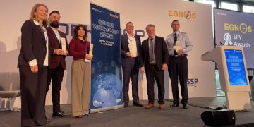 Charlotte Neyret (primera por la izquierda), Patricia Callejo (ENAIRE) y Jean-Marc Piéplu (segundo por la derecha) en la entrega de los premios EGNOS. Fuente: ENAIRE