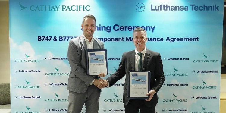Dennis Kohr, vicepresidente sénior de ventas corporativas para Asia Pacífico en Lufthansa Technik (izquierda), y Keith Brown, director de ingeniería en Cathay (derecha). Fuente: Lufthansa Technik