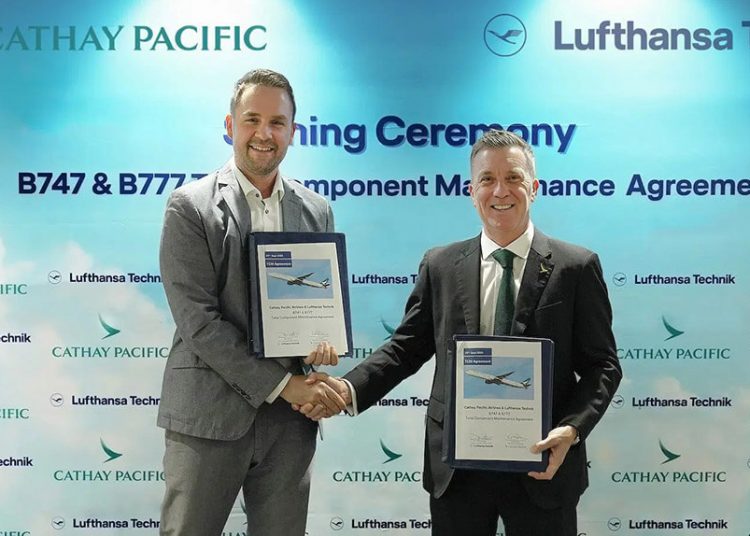 Dennis Kohr, vicepresidente sénior de ventas corporativas para Asia Pacífico en Lufthansa Technik (izquierda), y Keith Brown, director de ingeniería en Cathay (derecha). Fuente: Lufthansa Technik