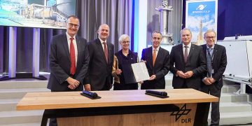 De izquierda a derecha: Philippe Clar (ArianeGroup), Jens Franzeck (ArianeGroup), Anke Kaysser-Pyzalla (DLR), Pierre Godart (ArianeGroup), Walther Pelzer (DLR), Director de Transporte Espacial de la ESA, Toni Tolker-Nielsen. Fuente: ESA