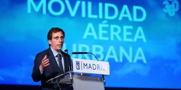 El alcalde José Luis Martínez-Almeida ha presentado el Libro Blanco de la Movilidad Aérea Urbana. Fuente: Ayuntamiento de Madrid