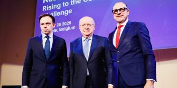 El comisario europeo de Defensa y Espacio, Andrius Kubilius, flanqueado por Andrzej Domański, ministro de Finanzas y Economía de Polonia, y el director general de la ESA, Josef Aschbacher. Fuente: ESA