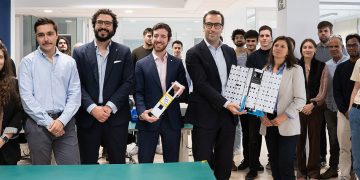 El ministro de Economia, Carlos Cuerpo, junto a los fundadores de FOSSA y parte del equipo de la empresa española que mas satelites ha puesto en orbita. Fuente: FOSSA