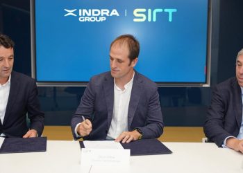 De izquierda a derecha, Ángel Escribano, presidente ejecutivo de Indra; Oriol Oltra, director de Estrategia de SIRT; y José Vicente de los Mozos, CEO de Indra. Fuente: Indra