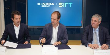 De izquierda a derecha, Ángel Escribano, presidente ejecutivo de Indra; Oriol Oltra, director de Estrategia de SIRT; y José Vicente de los Mozos, CEO de Indra. Fuente: Indra