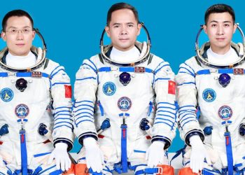 Los astronautas chinos Zhang Lu, Wu Fei y Zhang Hongzhang. Fuente: Xinhua