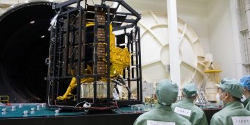 Los ingenieros de ispace supervisan la extracción del modelo térmico estructural en las instalaciones de JAXA en Tsukuba, Japón. Fuente: ispace