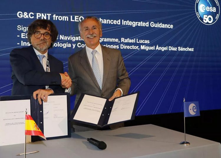 De izquierda a derecha Rafael Lucas Rodríguez, Head of the NAVISP Technical Programme Office at European Space Agency ESA director de la ESA, y Luis Furnells, presidente ejecutivo de Grupo Oesía. Fuente: Grupo Oesía