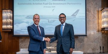 El director de operaciones y prestación de servicios de Cathay, Alex McGowan (izquierda), y el presidente de Airbus para Asia Pacífico, Anand Stanley (derecha). Fuente: Cathay