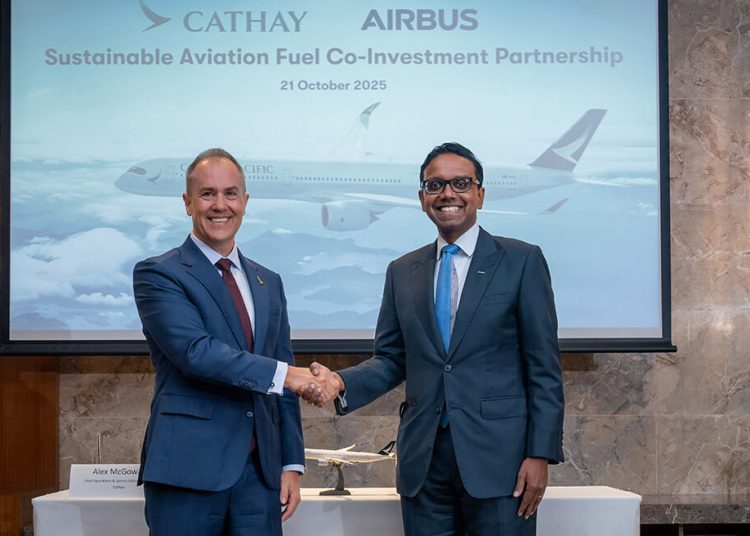 El director de operaciones y prestación de servicios de Cathay, Alex McGowan (izquierda), y el presidente de Airbus para Asia Pacífico, Anand Stanley (derecha). Fuente: Cathay
