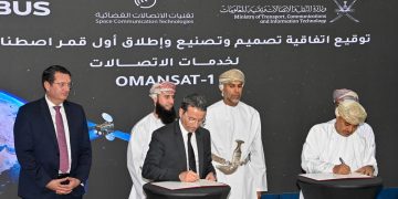 Said bin Hamoud Al Maawali, ministro de Transporte, Comunicaciones y Tecnologías de la Información, y Alain Fauré, director de Sistemas Espaciales de Airbus Defence and Space. Fuente: Gobierno de Omán