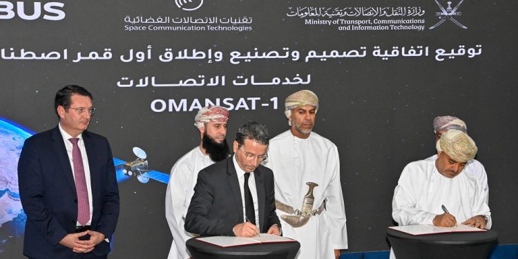 Said bin Hamoud Al Maawali, ministro de Transporte, Comunicaciones y Tecnologías de la Información, y Alain Fauré, director de Sistemas Espaciales de Airbus Defence and Space. Fuente: Gobierno de Omán