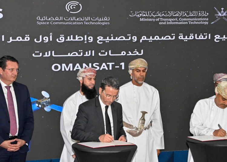 Said bin Hamoud Al Maawali, ministro de Transporte, Comunicaciones y Tecnologías de la Información, y Alain Fauré, director de Sistemas Espaciales de Airbus Defence and Space. Fuente: Gobierno de Omán
