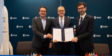 De izquierda a derecha, el director ejecutivo de ArianeGroup, Martin Sion, el director general de la Agencia Espacial Europea, Josef Aschbacher, y el director ejecutivo de Arianespace, David Cavaillolès, con un acuerdo de explotación de lanzadores. Fuente: ESA