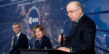Andrius Kubilius, comisario europeo de Defensa y Espacio, durante la celebración del Consejo Ministerial de la ESA. Fuente: ESA