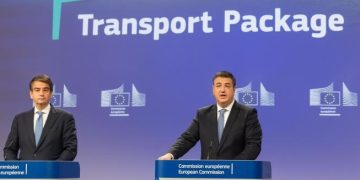 Apostolos Tzitzikostas, comisario de Transporte Sostenible y Turismo (izquierda) y Raffaele Fitto, vicepresidente ejecutivo para la Cohesión y las Reformas (derecha). Fuente: Comisión Europea