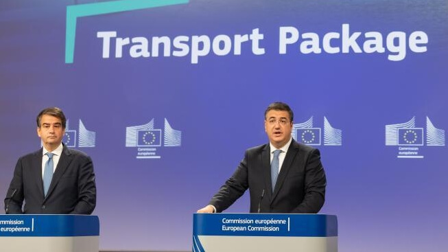 Apostolos Tzitzikostas, comisario de Transporte Sostenible y Turismo (izquierda) y Raffaele Fitto, vicepresidente ejecutivo para la Cohesión y las Reformas (derecha). Fuente: Comisión Europea