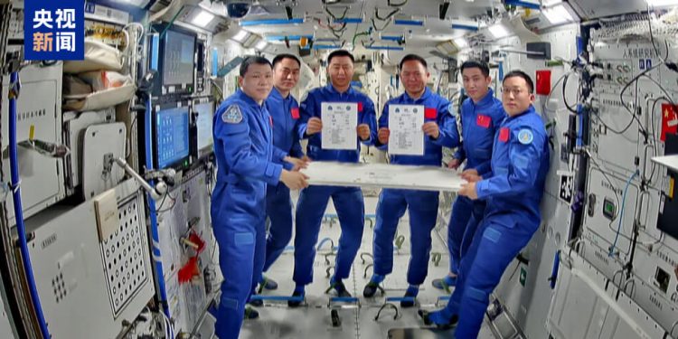 Astronautas en la estación espacial china Tiangong. Fuente: CASC