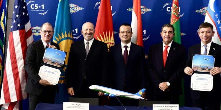 Paul Righi, vicepresidente de Ventas y Marketing de Boeing para Eurasia e India; Howard Lutnick, secretario de Comercio de Estados Unidos; Laziz Kudratov, ministro de Inversión, Industria y Comercio de la República de Uzbekistán; Paolo Zampolli, enviado especial de Estados Unidos para Asociaciones Globales; y Shukhrat Khudaykulov, presidente de Uzbekistan Airways. Fuente: Boeing