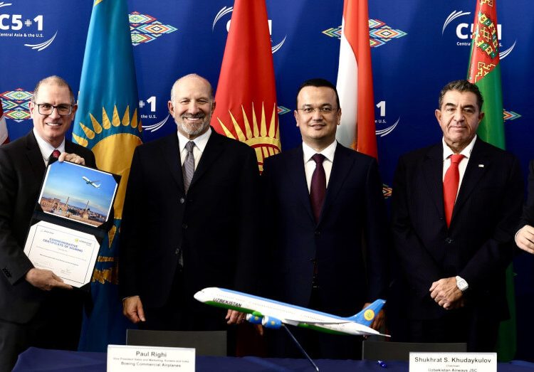 Paul Righi, vicepresidente de Ventas y Marketing de Boeing para Eurasia e India; Howard Lutnick, secretario de Comercio de Estados Unidos; Laziz Kudratov, ministro de Inversión, Industria y Comercio de la República de Uzbekistán; Paolo Zampolli, enviado especial de Estados Unidos para Asociaciones Globales; y Shukhrat Khudaykulov, presidente de Uzbekistan Airways. Fuente: Boeing