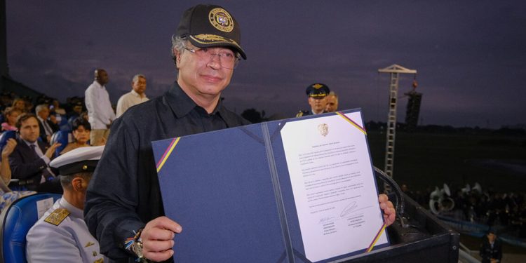 El presidente Petro firmó un acuerdo con el Reino de Suecia para la adquisición de 17 aviones de combate Gripen. Fuente: Presidencia del Gobierno de Colombia