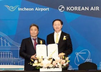 De izquierda a derecha, Hak-jae Lee, presidente y director ejecutivo de IIAC, y Keehong Woo, vicepresidente de Korean Air. Fuente: Korean Air