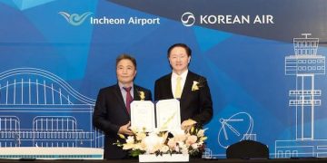 De izquierda a derecha, Hak-jae Lee, presidente y director ejecutivo de IIAC, y Keehong Woo, vicepresidente de Korean Air. Fuente: Korean Air