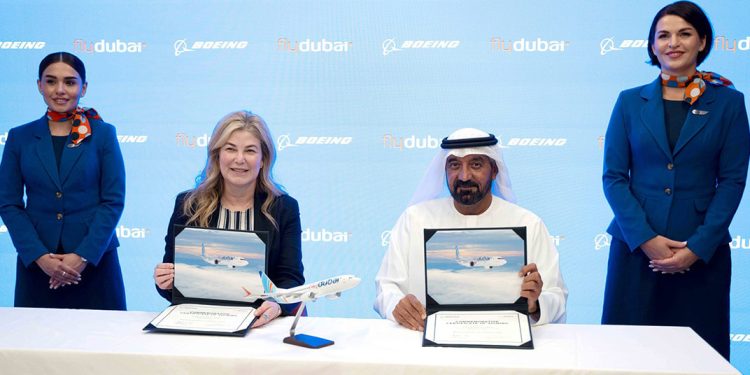  El jeque Ahmed bin Saeed Al Maktoum, presidente de flydubai, y Stephanie Pope, presidenta y CEO de Boeing Commercial Airplanes, firmaron el acuerdo. Fuente: Boeing