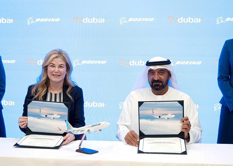  El jeque Ahmed bin Saeed Al Maktoum, presidente de flydubai, y Stephanie Pope, presidenta y CEO de Boeing Commercial Airplanes, firmaron el acuerdo. Fuente: Boeing