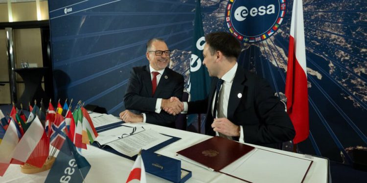 El ministro polaco Domanski Andrz y Josef Aschbacher, director general de la ESA, durante el Consejo Ministerial. Fuente: ESA