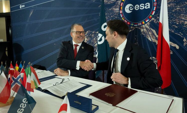 El ministro polaco Domanski Andrz y Josef Aschbacher, director general de la ESA, durante el Consejo Ministerial. Fuente: ESA