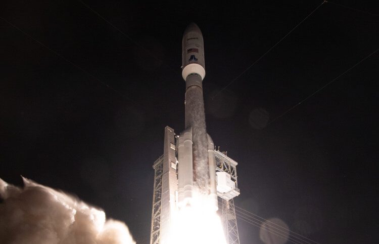 El satélite ViaSat-3 despega a bordo de un Atlas V de ULA. Fuente: ULA