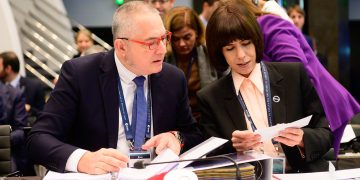 La ministra de Ciencia, Innovación y Universidades, Diana Morant, y el director de la Agencia Espacial Española, Juan Carlos Cortés. Fuente: Ministerio de Ciencia