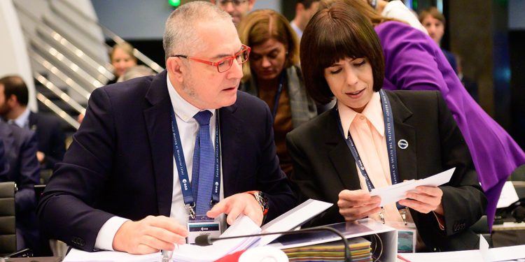 La ministra de Ciencia, Innovación y Universidades, Diana Morant, y el director de la Agencia Espacial Española, Juan Carlos Cortés. Fuente: Ministerio de Ciencia