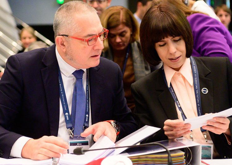 La ministra de Ciencia, Innovación y Universidades, Diana Morant, y el director de la Agencia Espacial Española, Juan Carlos Cortés. Fuente: Ministerio de Ciencia