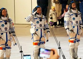 Los astronautas Zhang Lu (centro), Wu Fei (derecha) y Zhang Hongzhang (izquierda). Fuente: CASC/Wang Lei