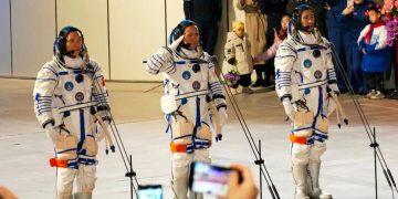Los astronautas Zhang Lu (centro), Wu Fei (derecha) y Zhang Hongzhang (izquierda). Fuente: CASC/Wang Lei