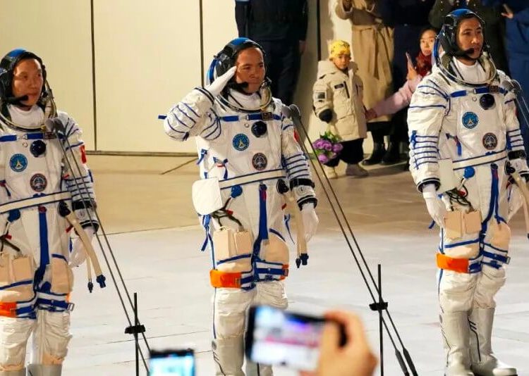 Los astronautas Zhang Lu (centro), Wu Fei (derecha) y Zhang Hongzhang (izquierda). Fuente: CASC/Wang Lei