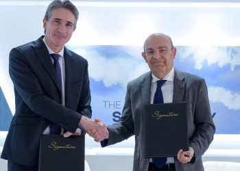 De izquierda a derecha, Patrice Caine, presidente y CEO de Thales, y Eric Trappier, presidente y CEO de Dassault Aviation. Fuente: Thales