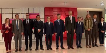 S.M. el Rey visita las instalaciones de INDRA en la torre de control automatizada de Shuangliu. Fuente: Casa Real